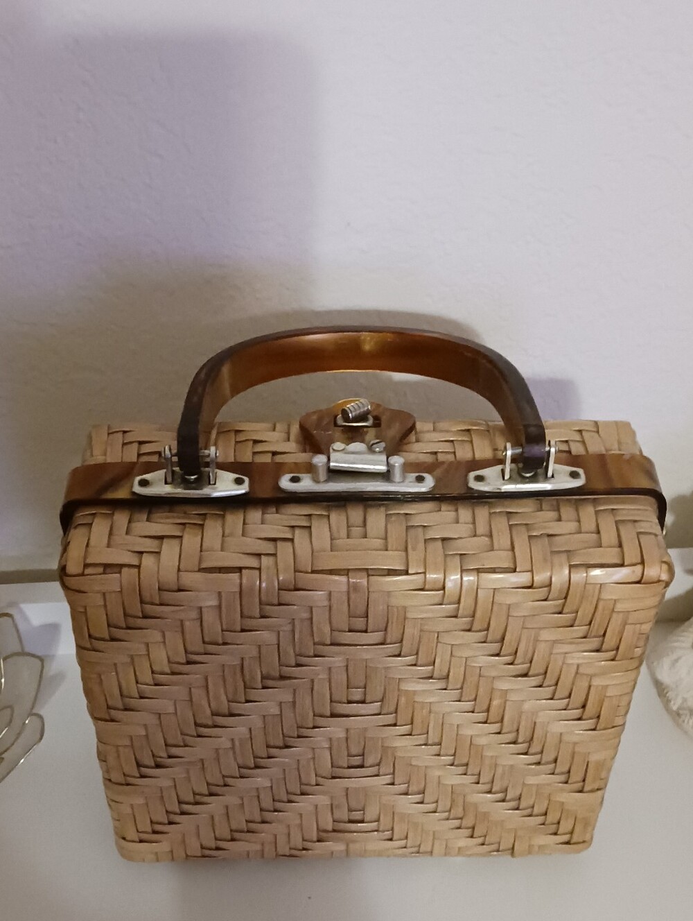 Lesco Lona Made In Hong Kong Vintage Woven Basket Style Purse w/ Lucite Accents - Picture 3 of 16